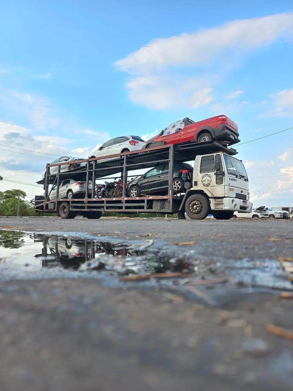 Caminhão-cegonha da Donadia carregado com carros e motos